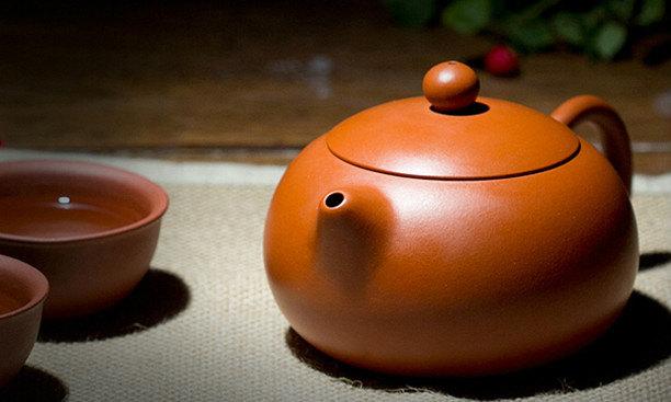 Щоб приготувати чай, потрібні не тільки чайне листя, вода і людина, але і посуд