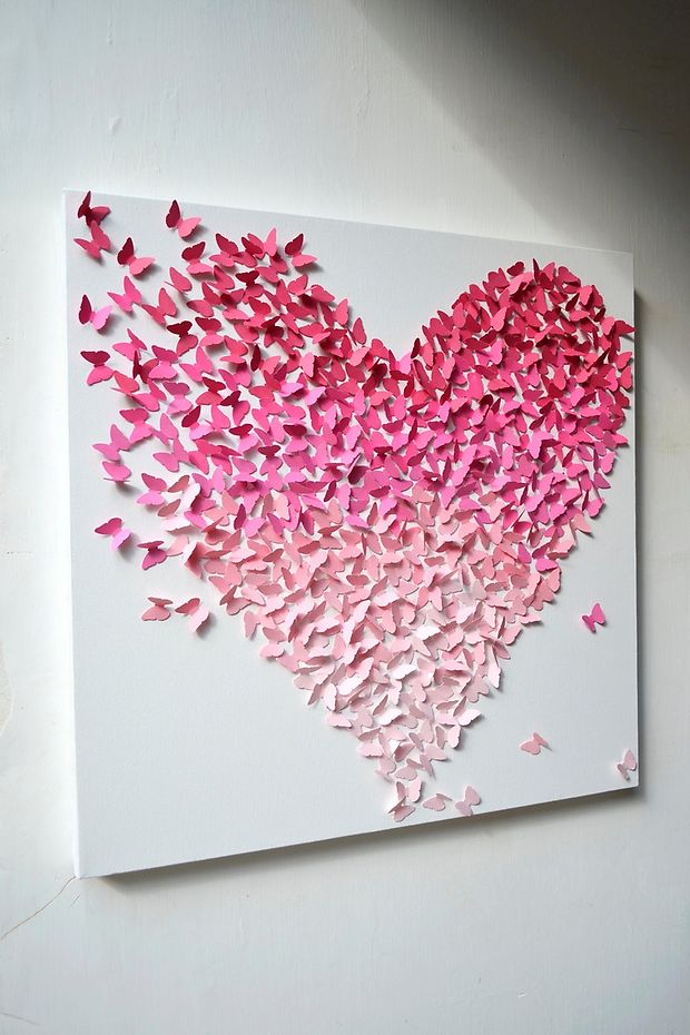 Виріжте з кольорового паперу пару сотень паперових метеликів і викладіть з них серце - на дошці, аркуші паперу або прямо на стіні (в цьому випадку не забудьте про зручність прибирання)