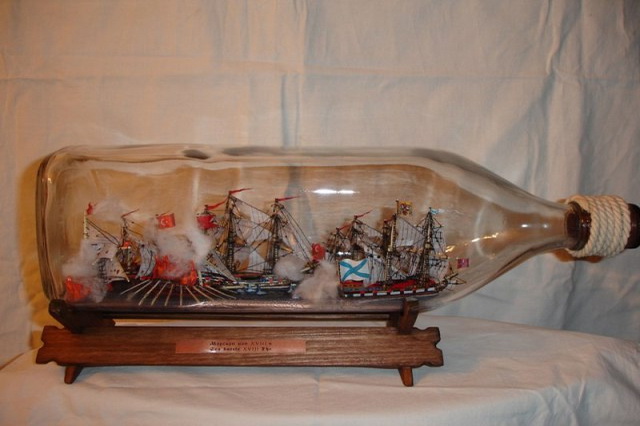 Крім кораблів, в пляшки поміщали цілі композиції: сцени морських баталій, панорами портів, моделі   маяків   і багато іншого