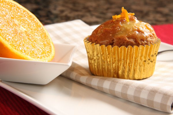 Ніжні і повітряні сирні кекси зберігають в собі маленький секрет - всередині кожного кексика соковита часточка апельсина