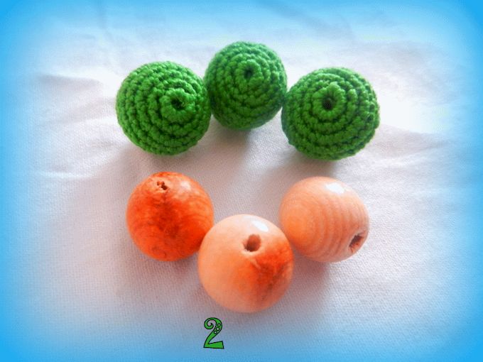 Для круглих іграшок (капуста, цілий арбузик, апельсин, горошинки) я використовую круглі основи: для невеликої капустки і горошінок-дерев'яні незабарвлені намистини   Для овочів побільше використовую пінопластові кульки різних розмірів і м'ячики для пінг-понгу
