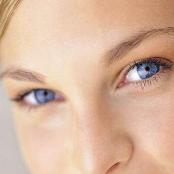 Догляд за шкірою НАВКОЛО ОЧЕЙ І губами   Догляд за тонкою шкірою навколо очей повинен бути особливо делікатним
