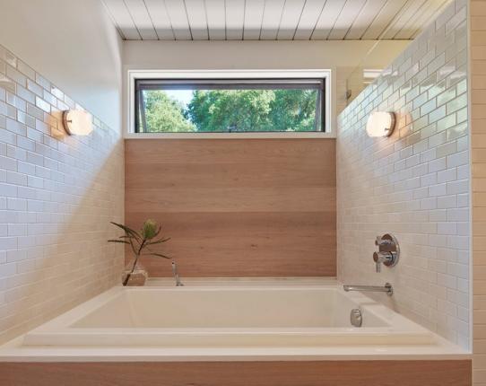 Щоб уникнути неприємного протягу під час прийняття ванни, невелике вікно можна встановлювати на висоті від 170 см над рівнем підлоги