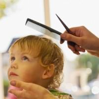 Існує думка про те, що дитину в рік слід стригти дуже коротко для того, щоб в майбутньому у нього були густе волосся