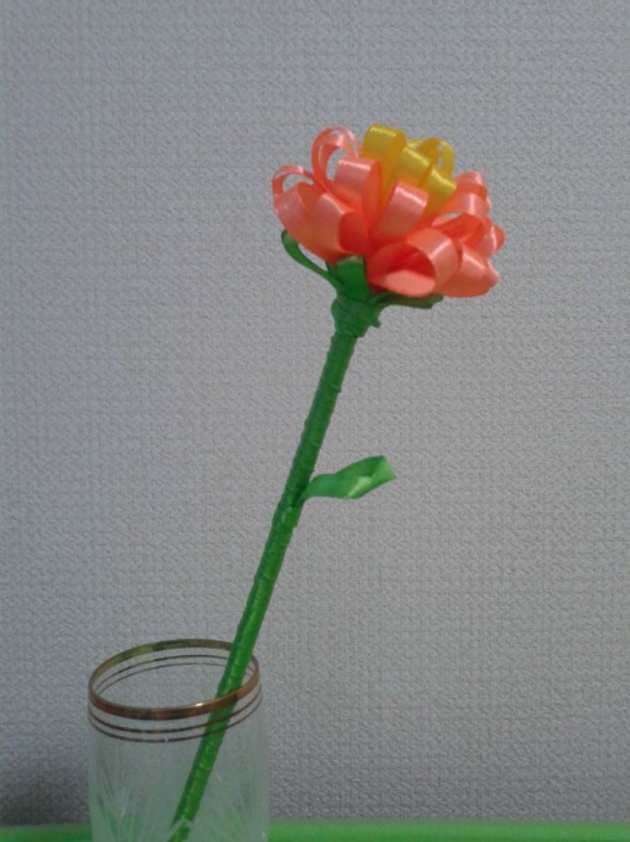 Квітка з атласних стрічок