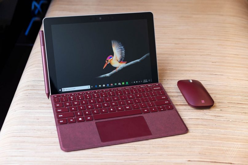 Також Surface Go отримав фронтальну камеру з підтримкою системи Windows Hello, основну оптику на 8 МП, пропріетарний Surface-коннектор для зарядки і підключення до доку, а також порт USB-C, за допомогою якого можна також заряджати планшет або передавати дані