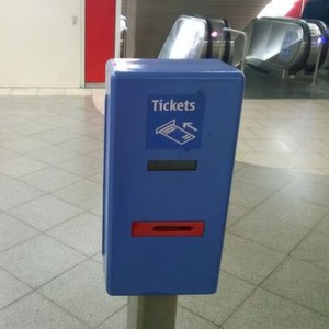Види квитків Ціна квитка Квиток для поїздки для однієї людини Airport-City-Day-Ticket (Single-Tageskarte Gesamtnetz) € 13,00 Квиток для поїздок протягом дня для групи до 5 осіб Airport-City-Day-Ticket (Gruppen-Tageskarte Gesamtnetz ) € 24,30
