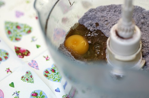Порубати в крихту і додайте невелику яйце і 2 столових ложки холодного молока