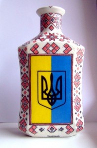 В даному прикладі представлений класичний прямий декупаж в етнічному українському стилі з використанням серветковий техніки