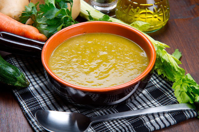 Дієтичний овочевий суп   з кабачками і картоплею добре збалансований за складом, адже в ньому є і вуглеводи, і клітковина