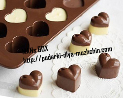 Можна зробити вдома цукерки у вигляді сердечок (знайдіть будь-який рецепт шоколадних цукерок)