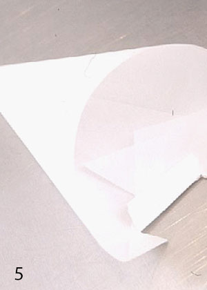 Підверніть всередину куточки паперу у широкого краю конуса, надірвися там, де кінці паперу знаходять один на інший, і загорніть всередину вийшов клапан