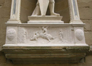 Донателло виконав для ніші два великих твори мистецтва: Статуя Св