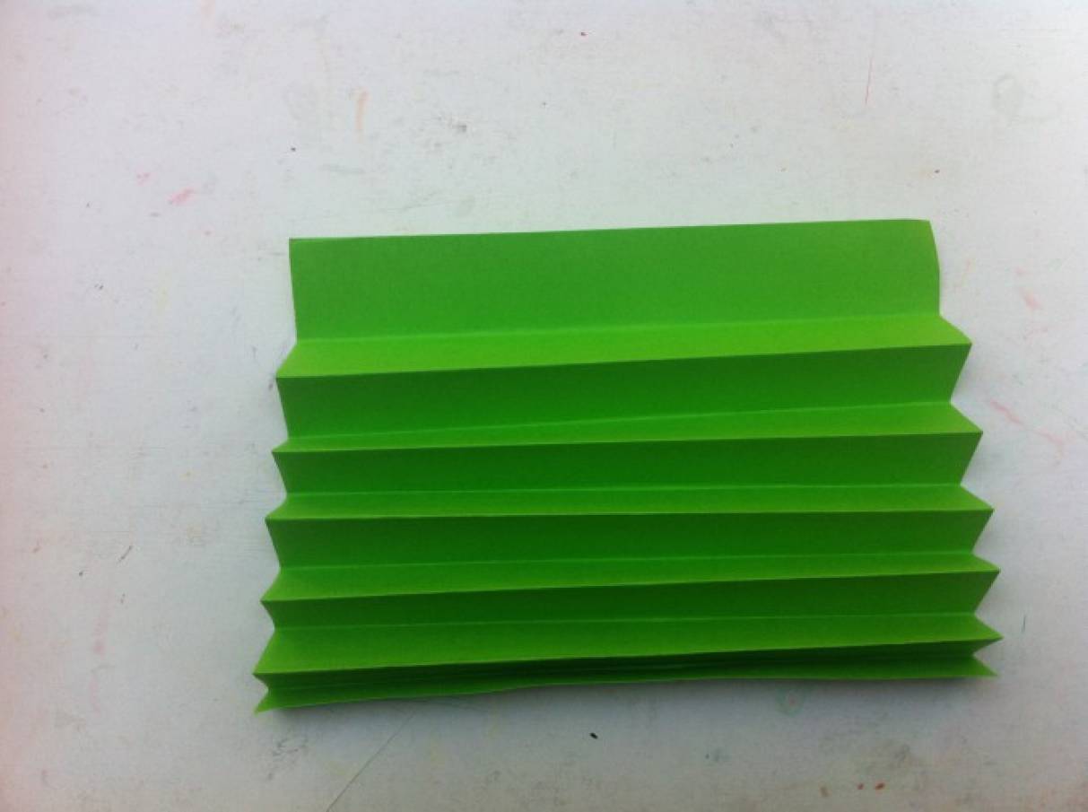 З зеленого прямокутника, краще якщо це двостороння папір, робимо гармошку