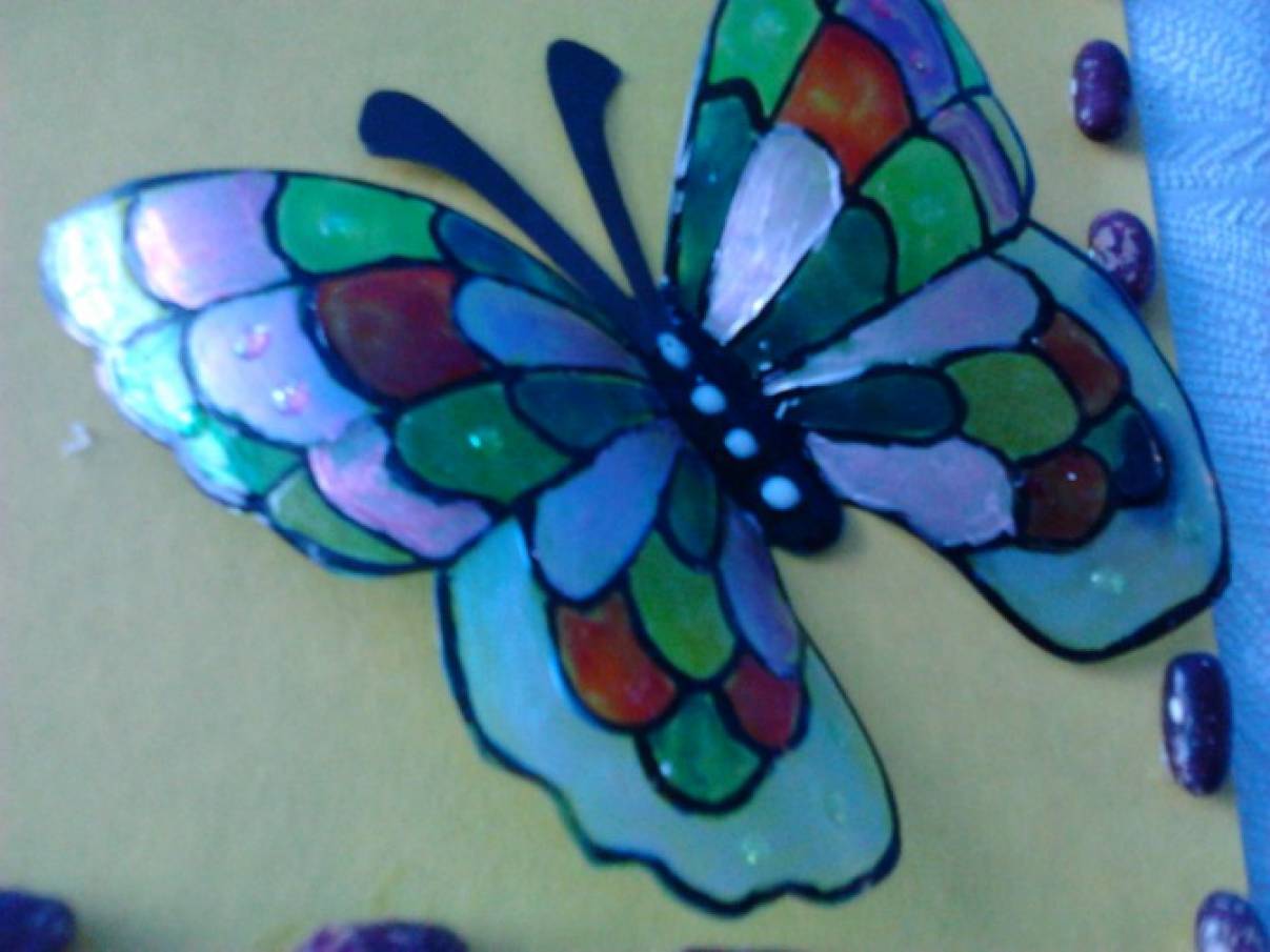 Ольга Бєдарєва   Майстер-клас «Красиві метелики»   Для роботи нам знадобляться: порожня пляшка з рівною середньою частиною, маркер, шаблон метелики, ножиці, вітражні фарби, лак для нігтів різного кольору
