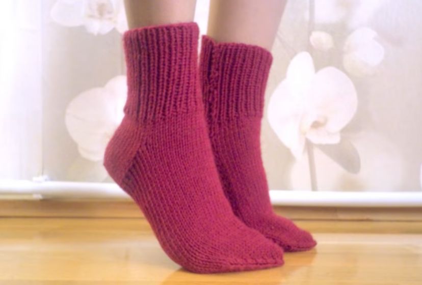 Прості шкарпетки, в'язані на двох спицях