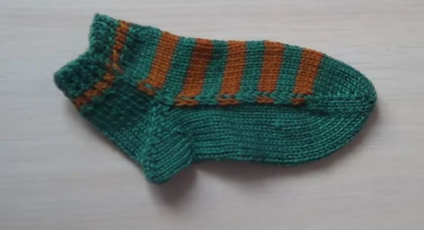 Простий спосіб виготовлення   в'язаних шкарпеток   на двох спицях