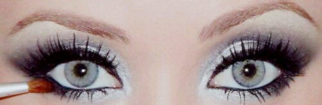 Щоб очі дівчини придбали більше сірого відтінку, а не блакитного, можна додати в макіяж сталевий або попелястий відтінок
