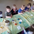Нетрадиційне малювання в молодшій групі «Ромашки» і «Незабудки»   Зі своїми малюками ми розглядали на ділянці дитячого саду ромашки, незабудки