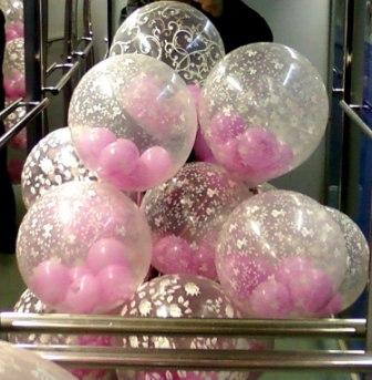 А привітання з народженням дочки татові у вигляді композиції з повітряних кульок в біло-блакитних тонах можна замовити не тільки додому, але і на роботу